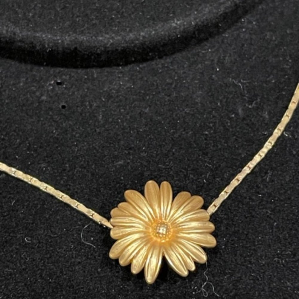 22" gold tone necklace with removal gold stone Daisy pendant